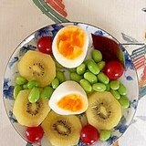 キウイ、ゆで卵、ミニトマト、枝豆のサラダ